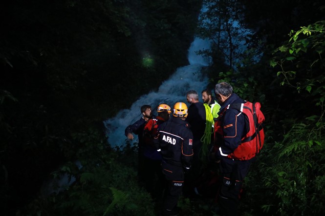 Rize’de çay bahçesinde mahsur kalan 6 kişi, AFAD ekiplerince kurtarıldı