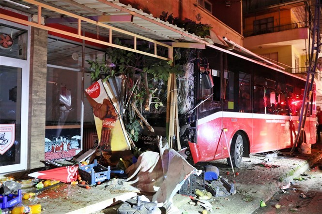 Samsun’da hafif ticari araçla çarpışan halk otobüsü markete girdi: 8 yaralı var..