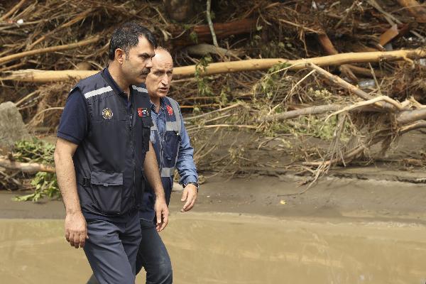 Çevre ve Şehircilik Bakanı Kurum sel felaketinin yaşandığı Bozkurt’ta incelemelerini sürdürdü
