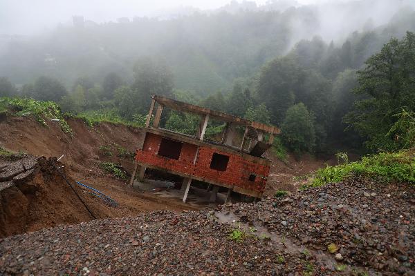 Rize’de şiddetli yağış sonrası toprak kayması sonucu 3 katlı bina kayarak yan yattı