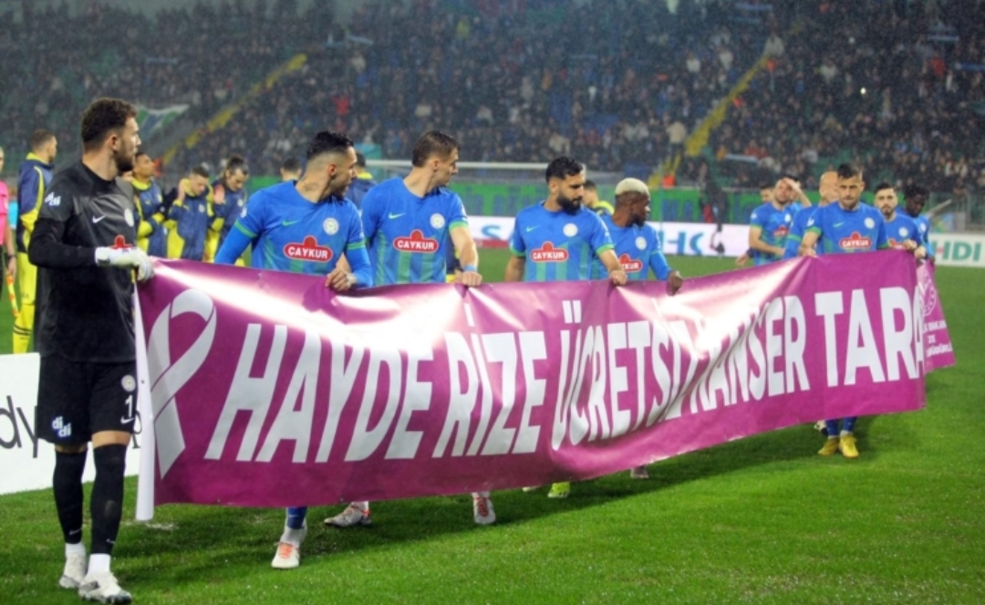 Rizesporlu futbolculardan ‘kanser taraması’na pankartlı destek